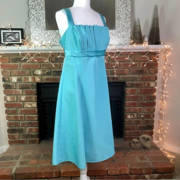 Tea Length Bridesmaids Dress - Size 16 (runs small) by David’s Bridal - Picture 4 of 9